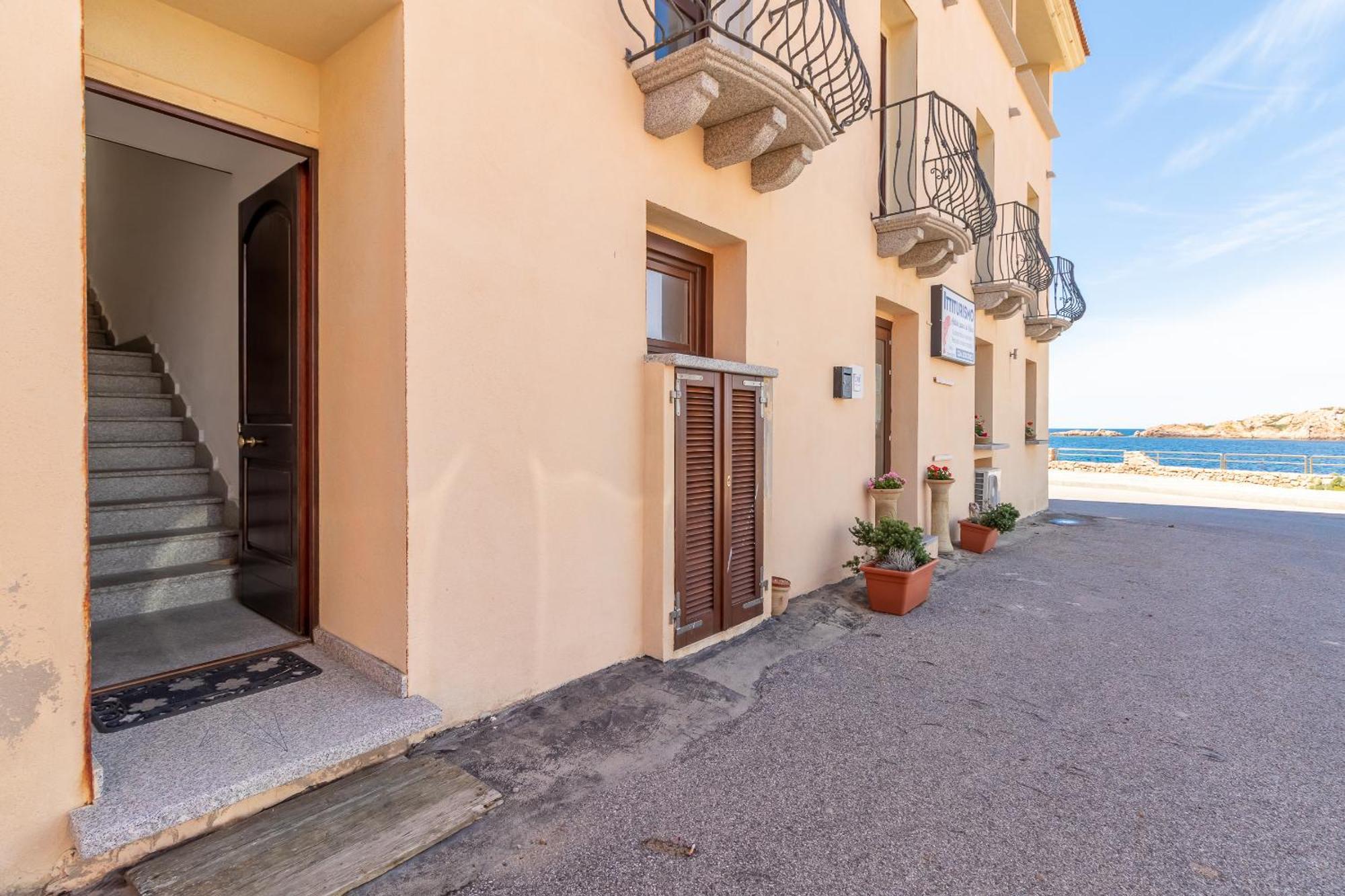 Casa Sulla Scogliera Isola Rossa Apartman Kültér fotó