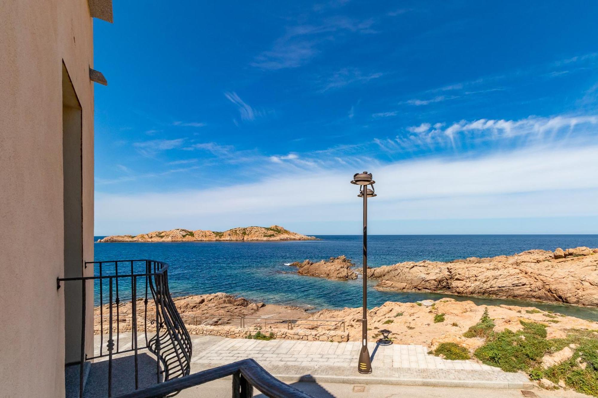 Casa Sulla Scogliera Isola Rossa Apartman Kültér fotó